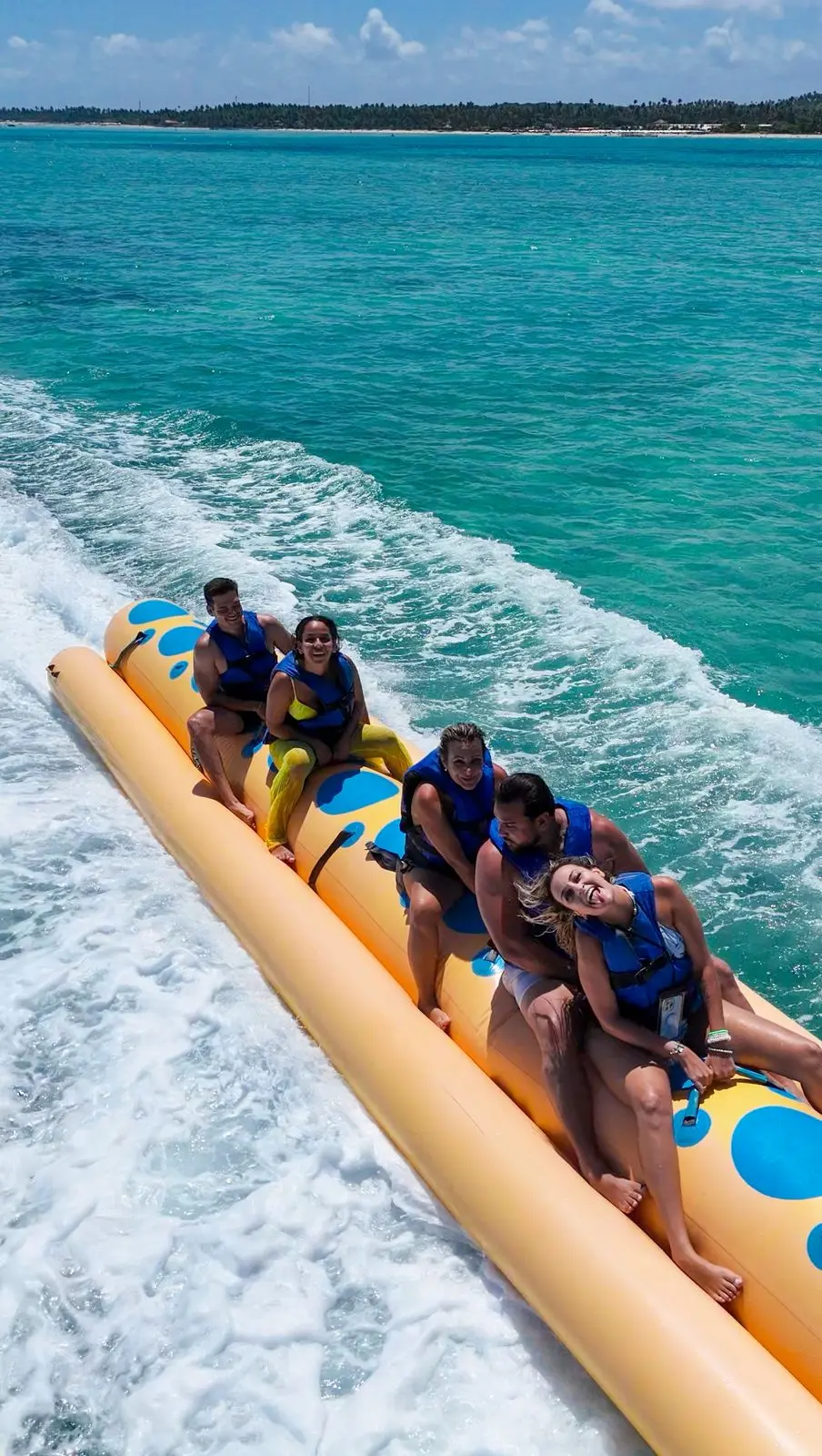 Grupo no banana boat em Maragogi