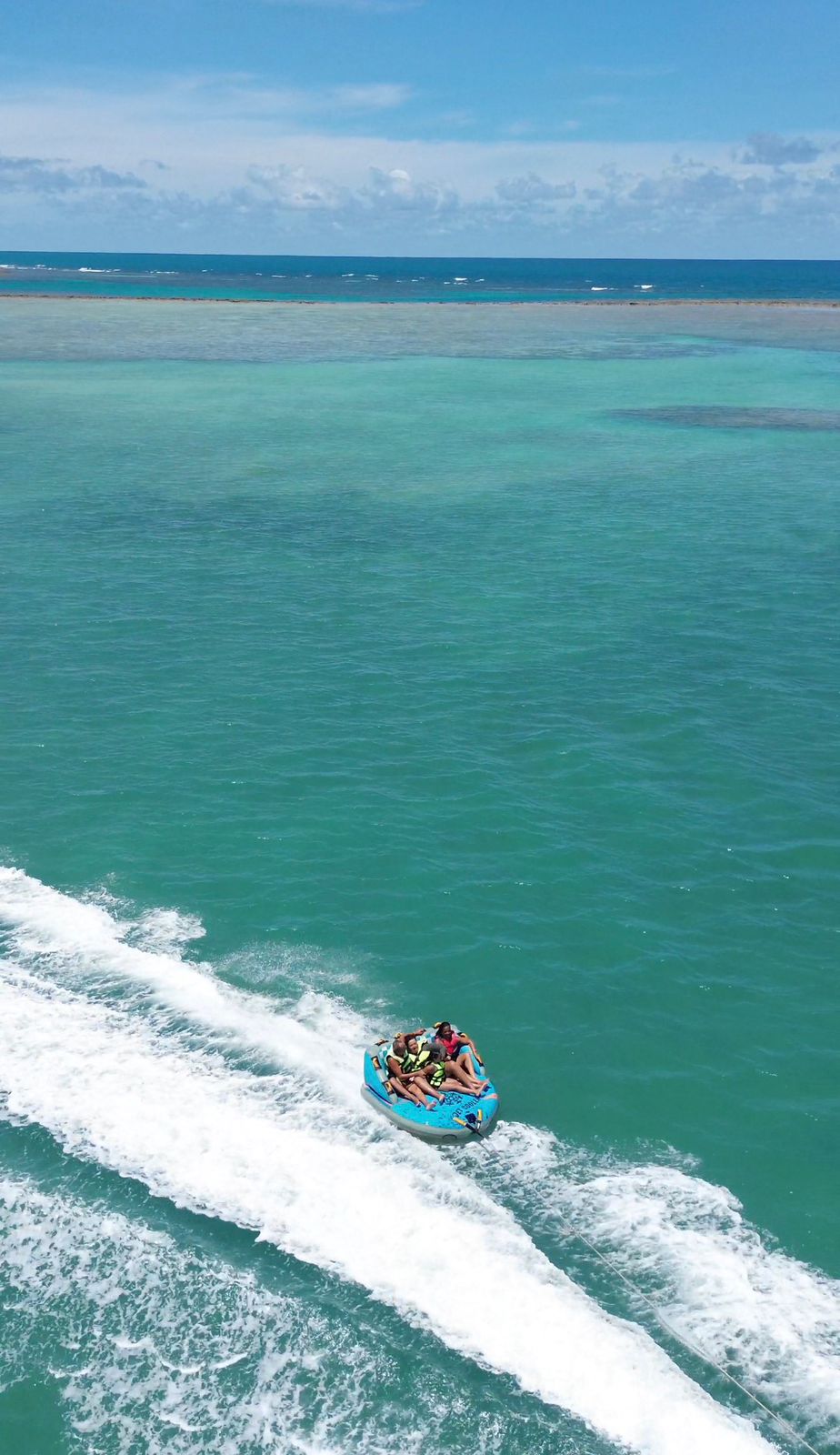 Grupo curtindo o sofá boat