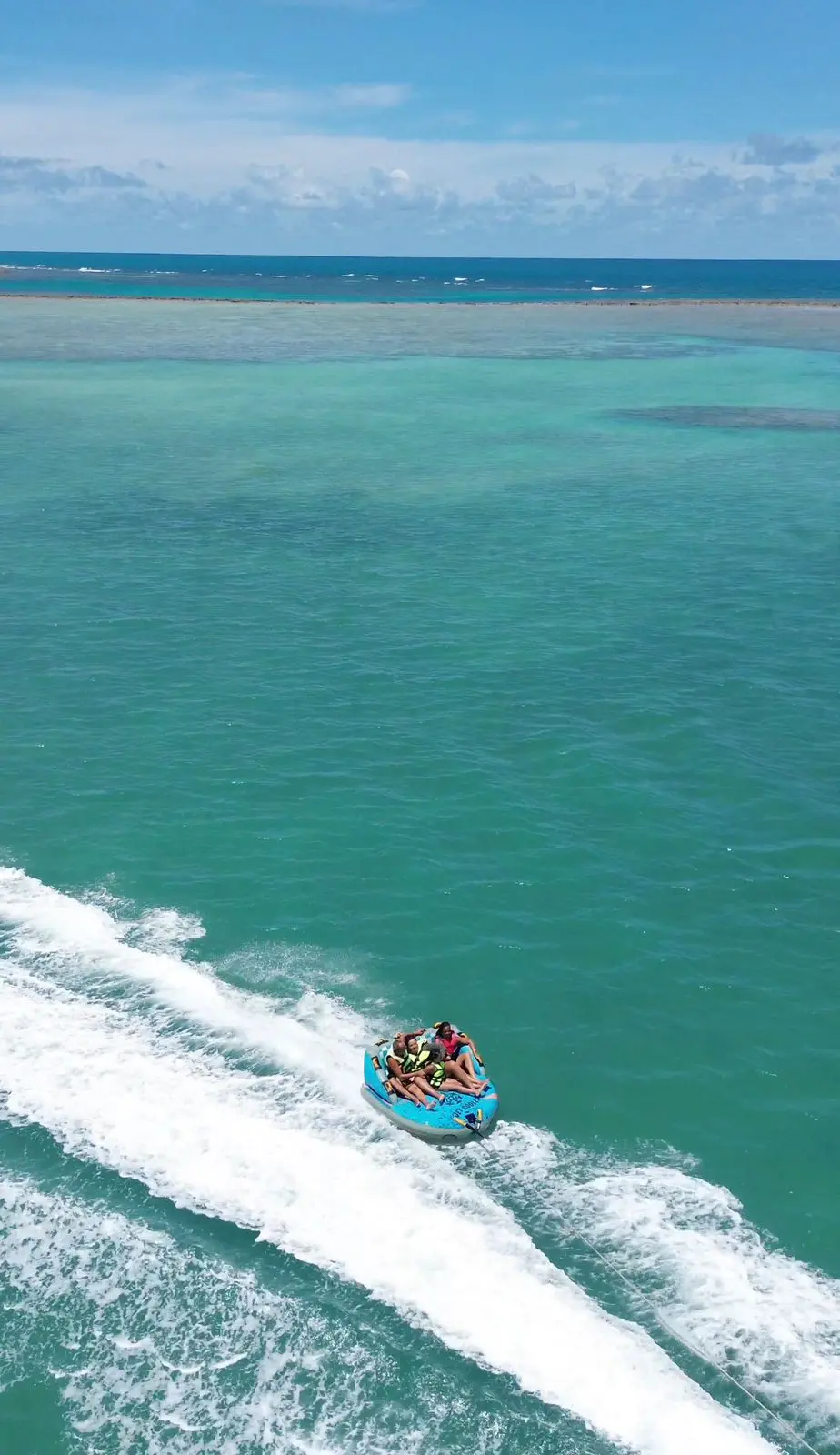 Grupo curtindo o sofá boat