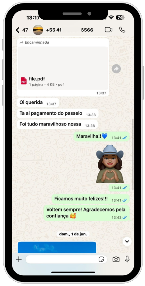 Depoimento de cliente satisfeito sobre o passeio de lancha.