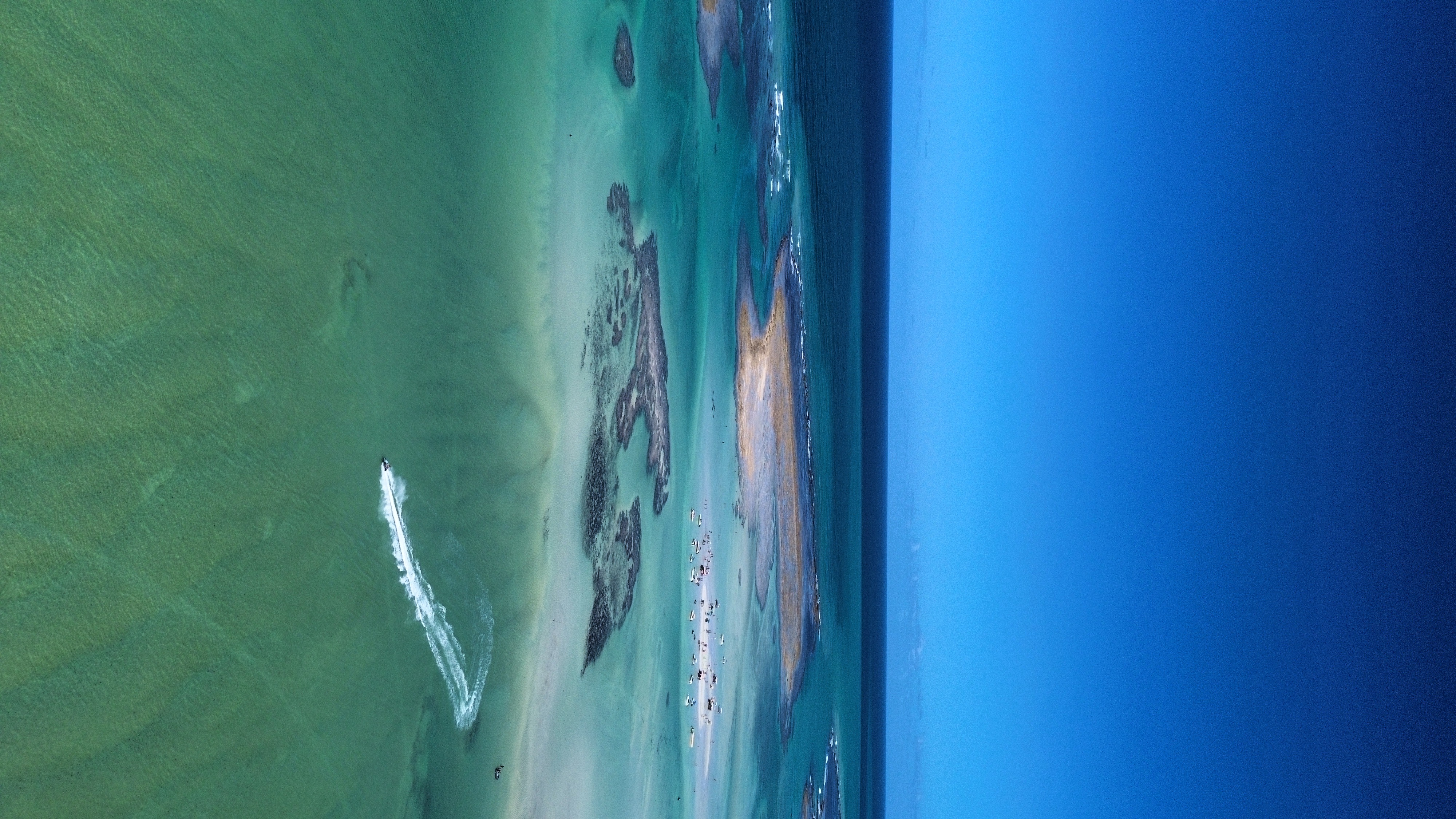 Casal se divertindo nas águas de Maragogi