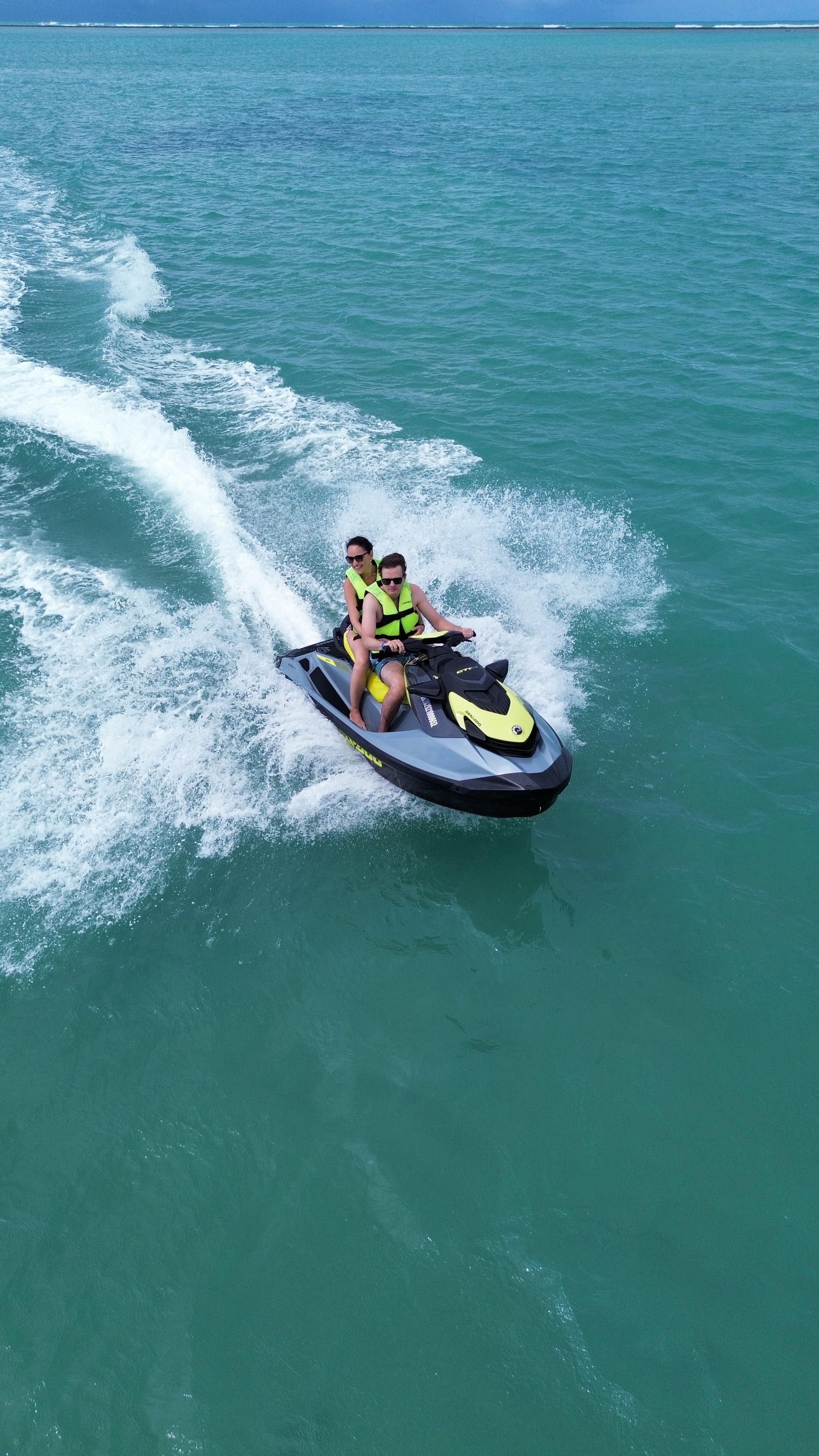 Cliente pilotando Jet Ski