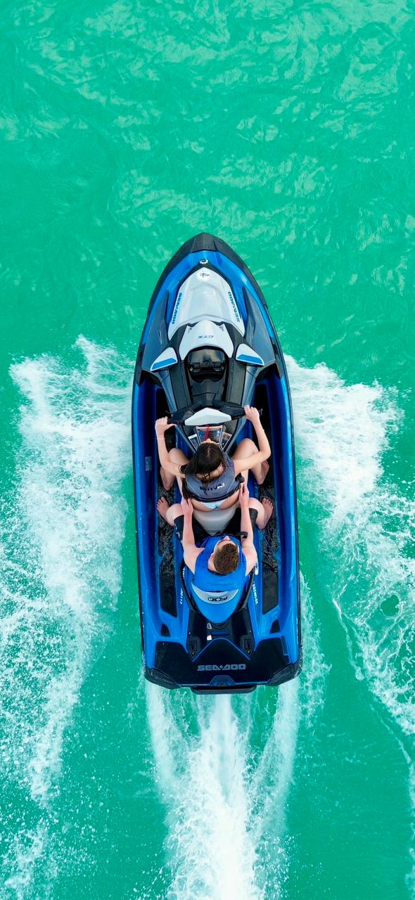 Família sorridente no jet ski