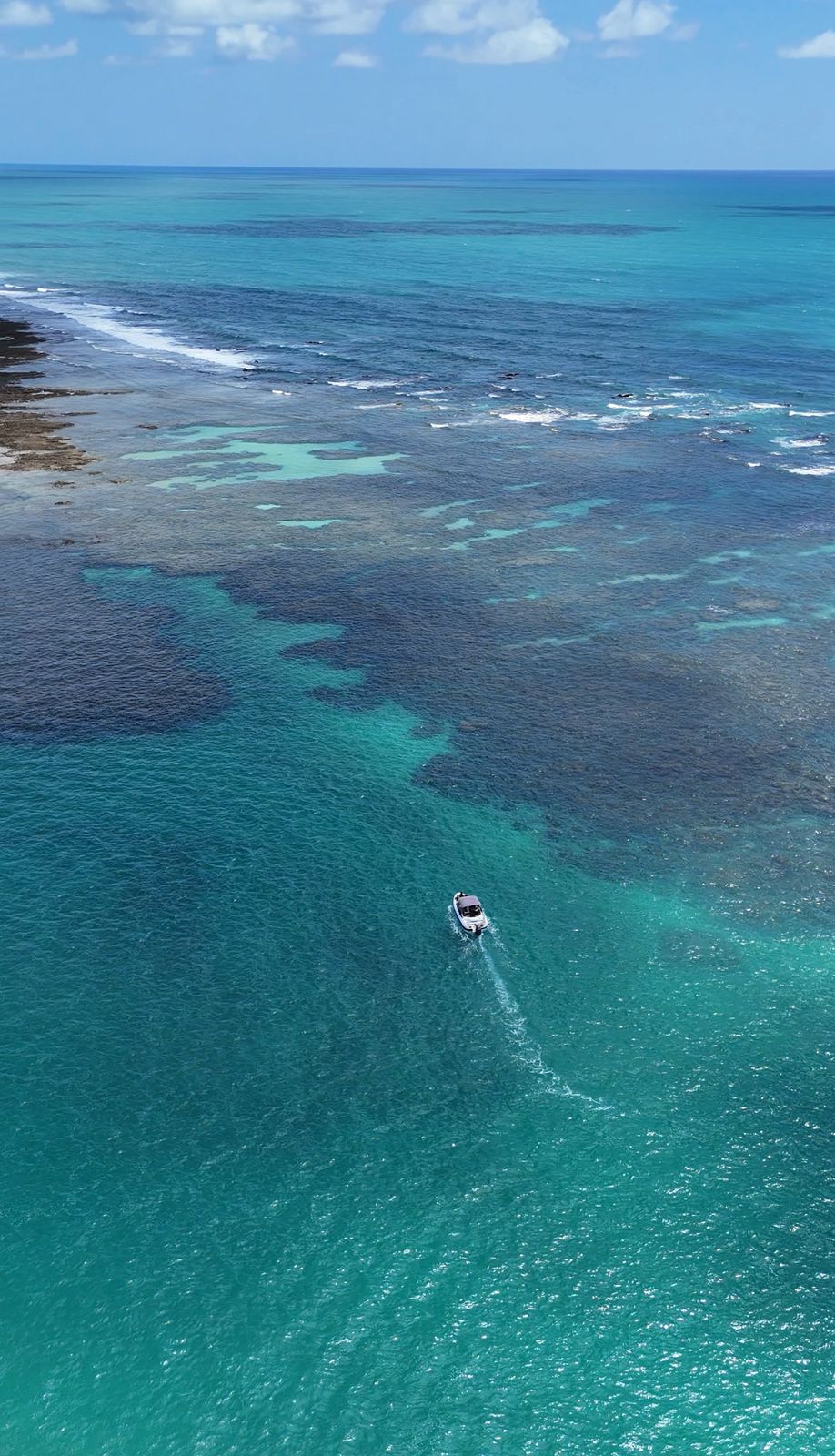 Paisagem de Maragogi com lancha