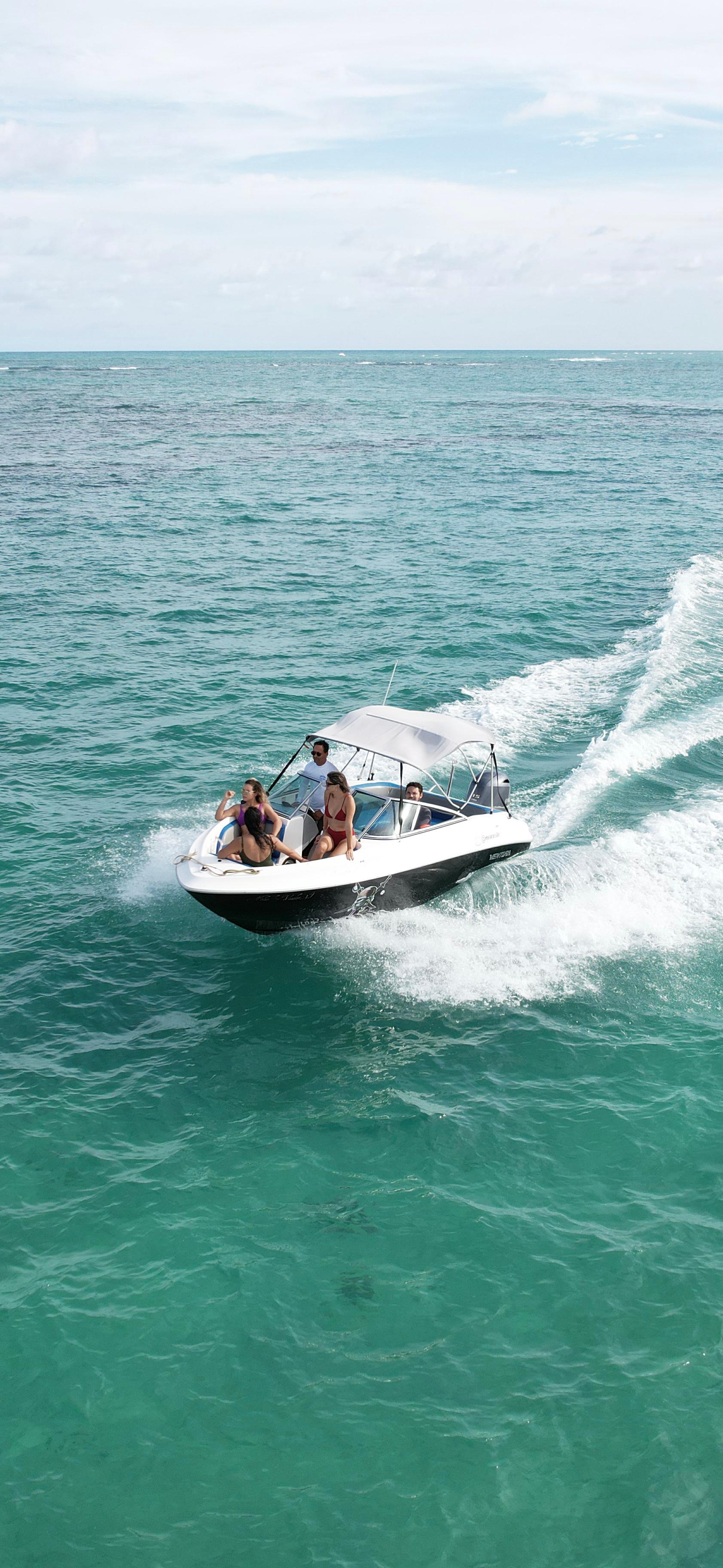 Cliente sorrindo em passeio de lancha