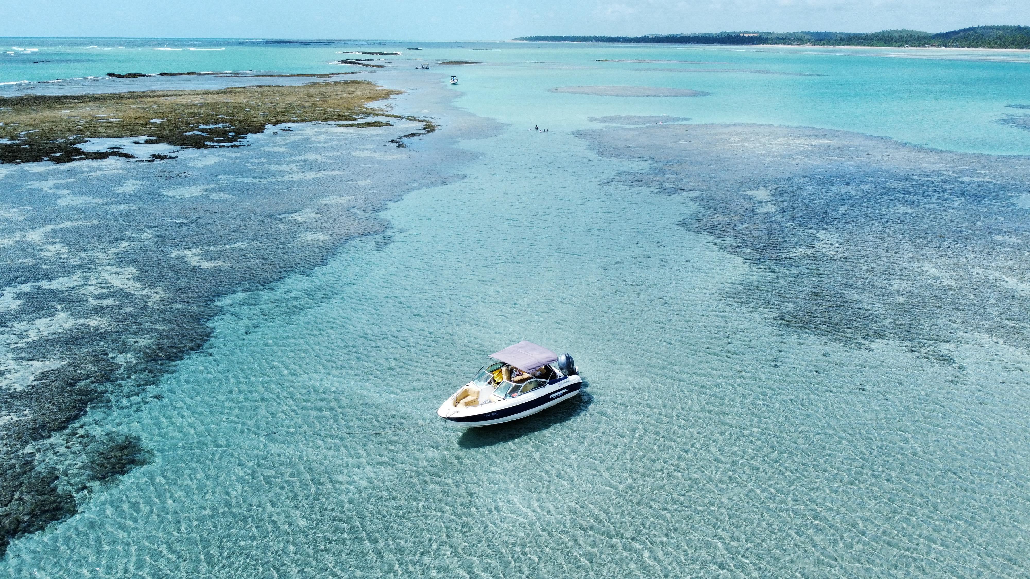 Passeio de lancha pelas praias