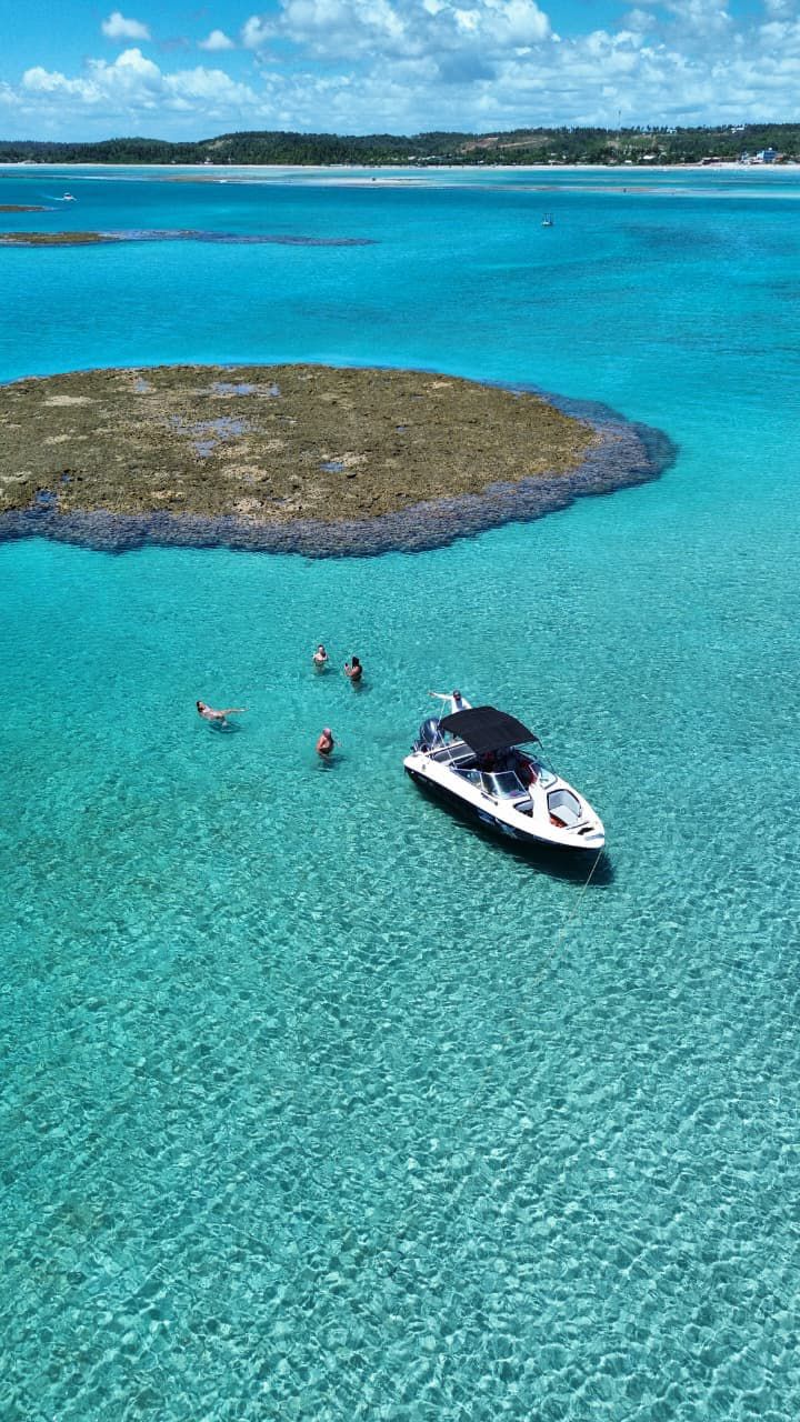 Lancha atracada nas piscinas naturais