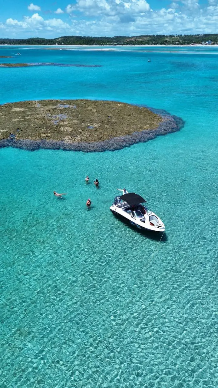 Lancha atracada nas piscinas naturais